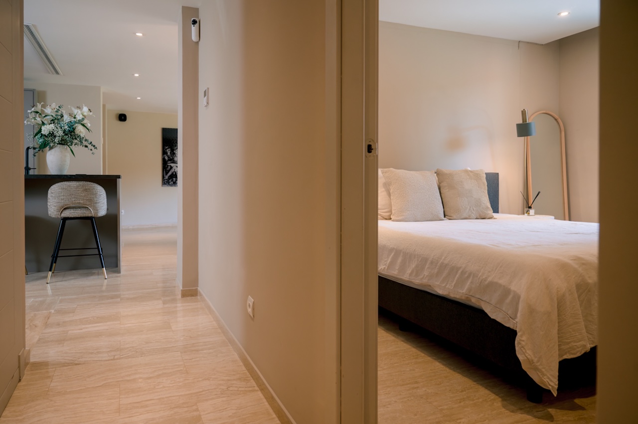 Resa Estates Ibiza apartment Ibiza sale verkoop Roca llisa bedroom hallway.JPG